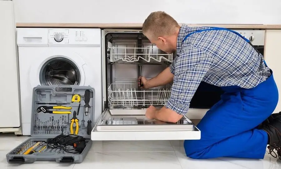 Haymana Liebherr servisi teknisyen ekibi beyaz eşya tamiri yaparken